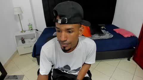 Snapshot of anthoy_wayans chatting on December 15, 9:09 pm       online show from December 15, 9:09 pm