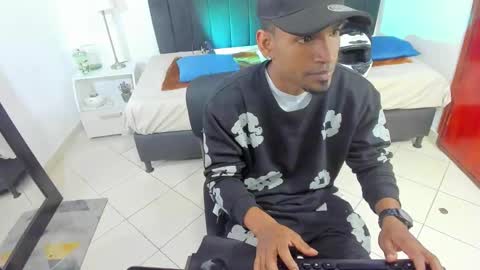 Snapshot of anthoy_wayans chatting on February 13, 12:24 am       online show from February 13, 12:24 am
