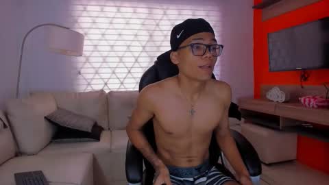 Snapshot of aron_big_big chatting on October 25, 7:26 pm aron_big_big online show from October 25, 7:26 pm