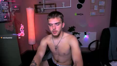 Snapshot of aron_black_ chatting on October 29, 9:40 pm aron online show from October 29, 9:40 pm