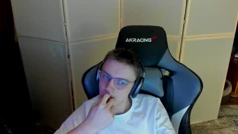 Snapshot of aron_neall chatting on December 14, 1:39 am biggest penis  online show from December 14, 1:39 am