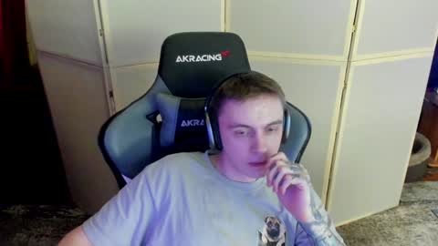 Snapshot of aron_neall chatting on December 10, 1:40 am biggest penis  online show from December 10, 1:40 am