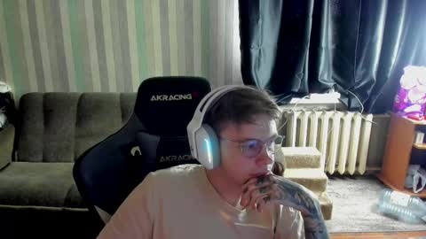 Snapshot of aron_neall chatting on October 19, 6:39 am biggest penis  online show from October 19, 6:39 am