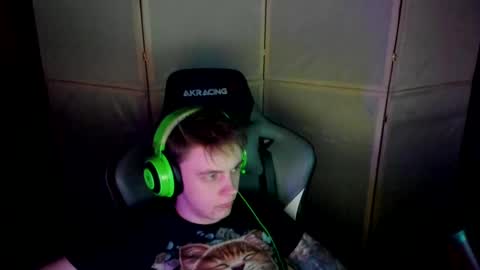 Snapshot of aron_neall chatting on February 20, 9:31 pm biggest penis  online show from February 20, 9:31 pm