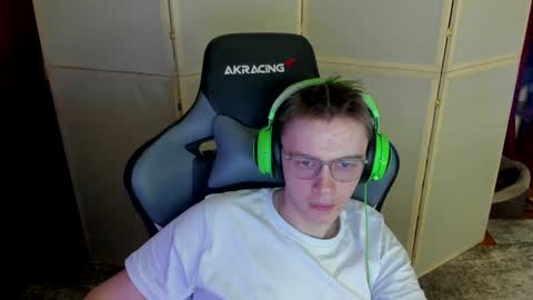 Snapshot of aron_neall chatting on December 15, 3:45 am biggest penis  online show from December 15, 3:45 am