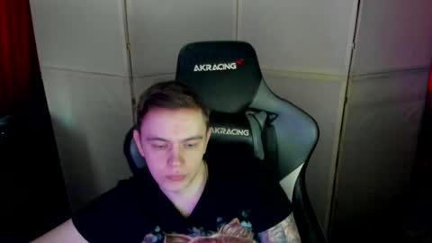 Snapshot of aron_neall chatting on February 19, 6:44 am biggest penis  online show from February 19, 6:44 am