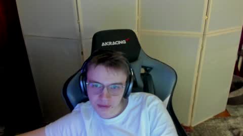 Snapshot of aron_neall chatting on December 15, 8:25 pm biggest penis  online show from December 15, 8:25 pm