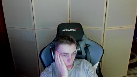 Snapshot of aron_neall chatting on December 3, 5:19 am biggest penis  online show from December 3, 5:19 am