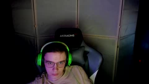 Snapshot of aron_neall chatting on February 13, 12:13 am biggest penis  online show from February 13, 12:13 am