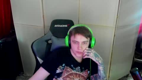 Snapshot of aron_neall chatting on February 21, 7:33 am biggest penis  online show from February 21, 7:33 am