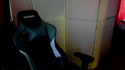 Snapshot of aron_neall chatting on January 18, 8:31 am biggest penis  online show from January 18, 8:31 am
