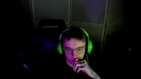 Snapshot of aron_neall chatting on January 26, 5:13 am biggest penis  online show from January 26, 5:13 am