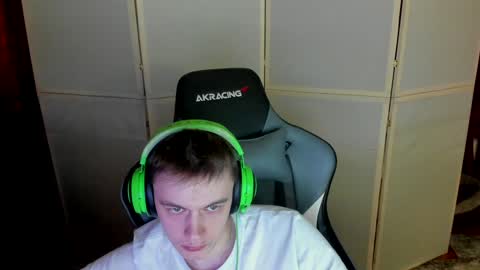 Snapshot of aron_neall chatting on December 19, 6:23 am biggest penis  online show from December 19, 6:23 am