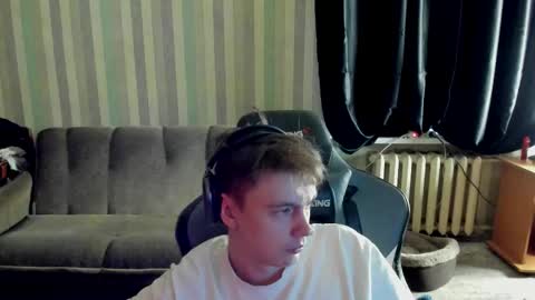 Snapshot of aron_neall chatting on October 14, 6:20 am biggest penis  online show from October 14, 6:20 am