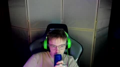 Snapshot of aron_neall chatting on February 13, 5:33 pm biggest penis  online show from February 13, 5:33 pm