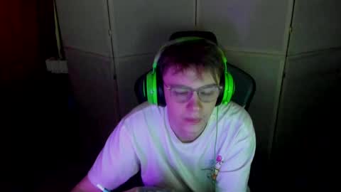 Snapshot of aron_neall chatting on March 6, 6:52 am biggest penis  online show from March 6, 6:52 am