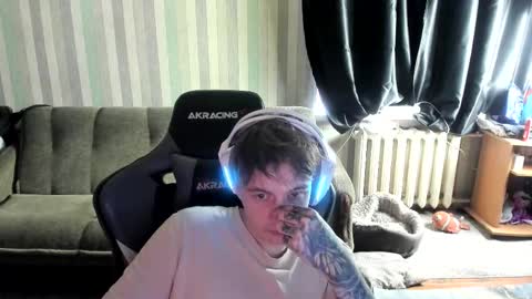 Snapshot of aron_neall chatting on October 23, 6:50 am biggest penis  online show from October 23, 6:50 am