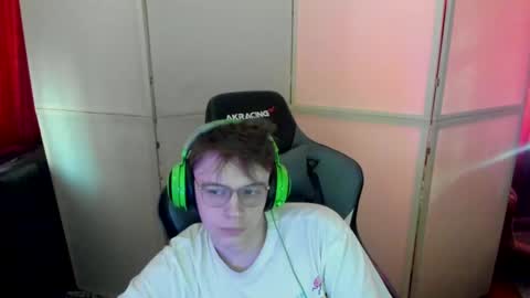 Snapshot of aron_neall chatting on March 9, 7:34 am biggest penis  online show from March 9, 7:34 am