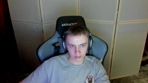 Snapshot of aron_neall chatting on December 4, 4:27 pm biggest penis  online show from December 4, 4:27 pm