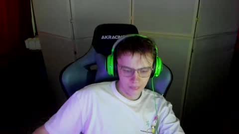 Snapshot of aron_neall chatting on March 4, 7:51 am biggest penis  online show from March 4, 7:51 am