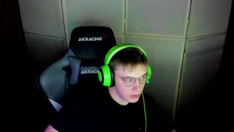 Snapshot of aron_neall chatting on December 23, 6:22 am biggest penis  online show from December 23, 6:22 am