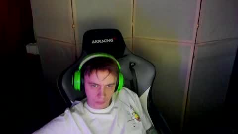 Snapshot of aron_neall chatting on February 27, 5:56 am biggest penis  online show from February 27, 5:56 am