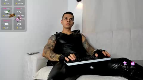 Snapshot of arondark chatting on October 26, 11:29 pm DarkMaster online show from October 26, 11:29 pm