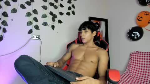 axel_rosse2 online show from October 31, 10:57 pm