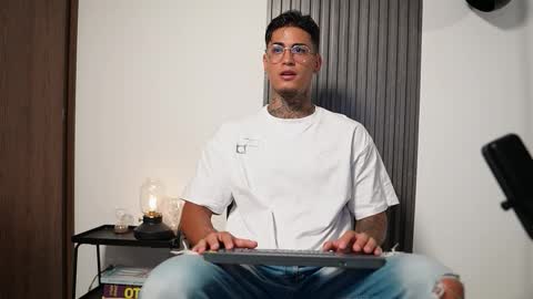 Snapshot of axel_villa chatting on October 14, 8:16 pm Agustin online show from October 14, 8:16 pm