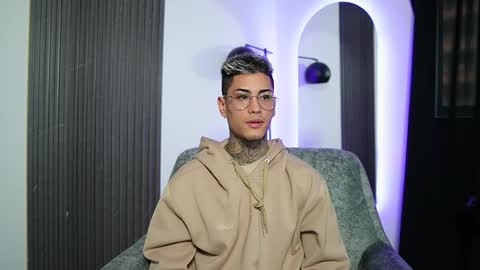 Snapshot of axel_villa chatting on February 15, 10:22 pm Agustin online show from February 15, 10:22 pm