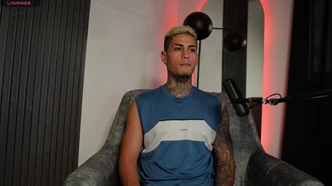 Snapshot of axel_villa chatting on December 11, 10:27 pm Agustin online show from December 11, 10:27 pm