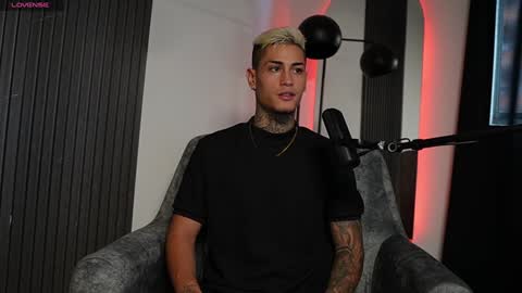 Snapshot of axel_villa chatting on December 10, 8:16 pm Agustin online show from December 10, 8:16 pm