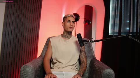 Snapshot of axel_villa chatting on December 14, 9:13 pm Agustin online show from December 14, 9:13 pm