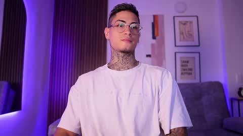 Snapshot of axel_villa chatting on March 10, 9:07 pm Agustin online show from March 10, 9:07 pm