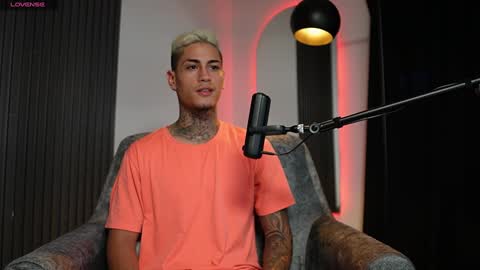 Snapshot of axel_villa chatting on December 2, 11:38 pm Agustin online show from December 2, 11:38 pm