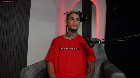 Snapshot of axel_villa chatting on December 24, 11:22 pm Agustin online show from December 24, 11:22 pm