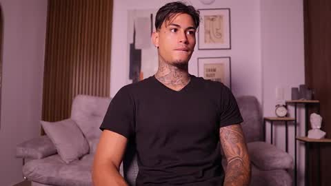 Snapshot of axel_villa chatting on October 2, 12:03 am Agustin online show from October 2, 12:03 am