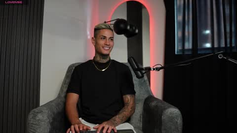 Snapshot of axel_villa chatting on December 23, 9:08 pm Agustin online show from December 23, 9:08 pm