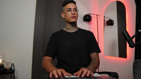 Snapshot of axel_villa chatting on March 12, 9:24 pm Agustin online show from March 12, 9:24 pm