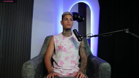 Snapshot of axel_villa chatting on December 19, 11:14 pm Agustin online show from December 19, 11:14 pm