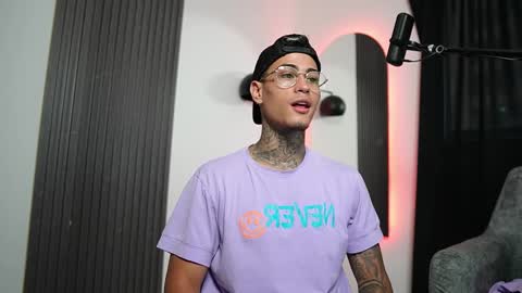 Snapshot of axel_villa chatting on February 28, 9:23 pm Agustin online show from February 28, 9:23 pm