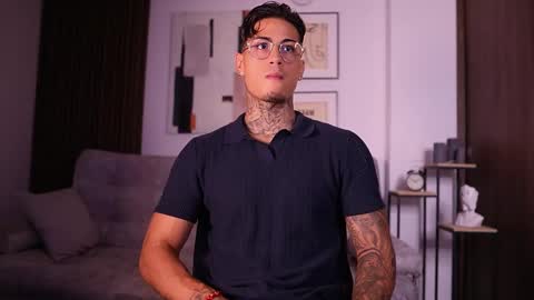 Snapshot of axel_villa chatting on September 27, 8:50 pm Agustin online show from September 27, 8:50 pm