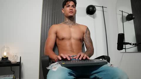 Snapshot of axel_villa chatting on October 4, 12:05 am Agustin online show from October 4, 12:05 am