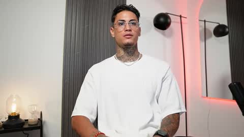 Snapshot of axel_villa chatting on September 8, 8:19 pm Agustin online show from September 8, 8:19 pm