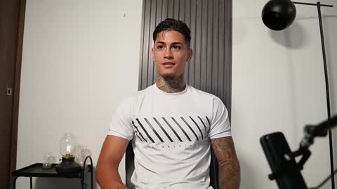 Snapshot of axel_villa chatting on October 15, 8:27 pm Agustin online show from October 15, 8:27 pm