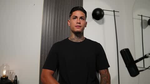 Snapshot of axel_villa chatting on October 10, 8:56 pm Agustin online show from October 10, 8:56 pm