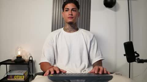 Snapshot of axel_villa chatting on October 9, 8:47 pm Agustin online show from October 9, 8:47 pm