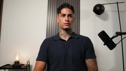 Snapshot of axel_villa chatting on October 22, 9:40 pm Agustin online show from October 22, 9:40 pm