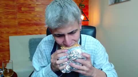 Snapshot of bastiaan_28 chatting on December 26, 3:06 am Bastian online show from December 26, 3:06 am