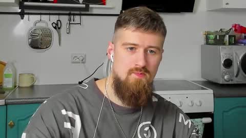 Snapshot of bearded_legend chatting on March 8, 10:24 pm Zeus online show from March 8, 10:24 pm